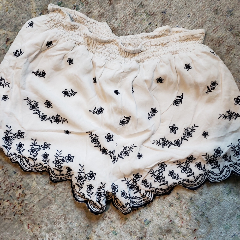 Embroidered Shorts - Picture 4 of 6